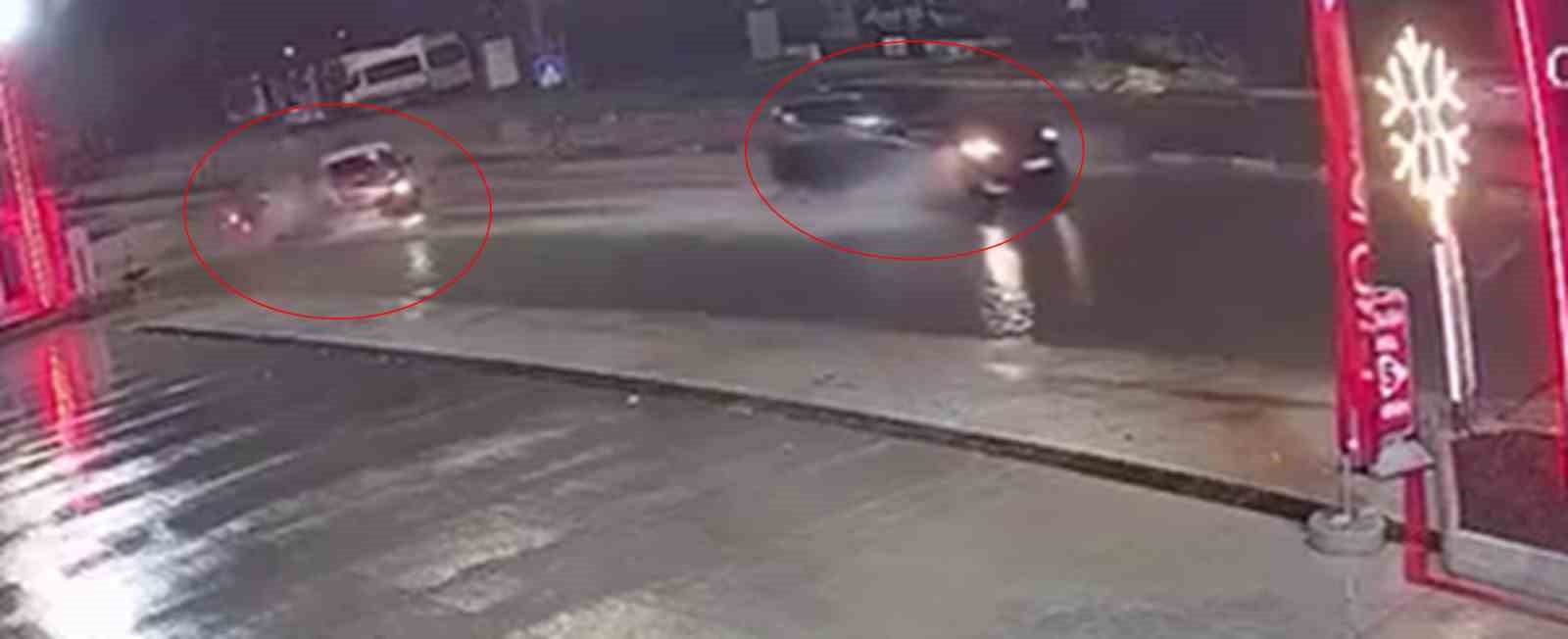 Su birikintisinden yavaş geçmek için fren yapınca zincirleme kaza yaşandı
