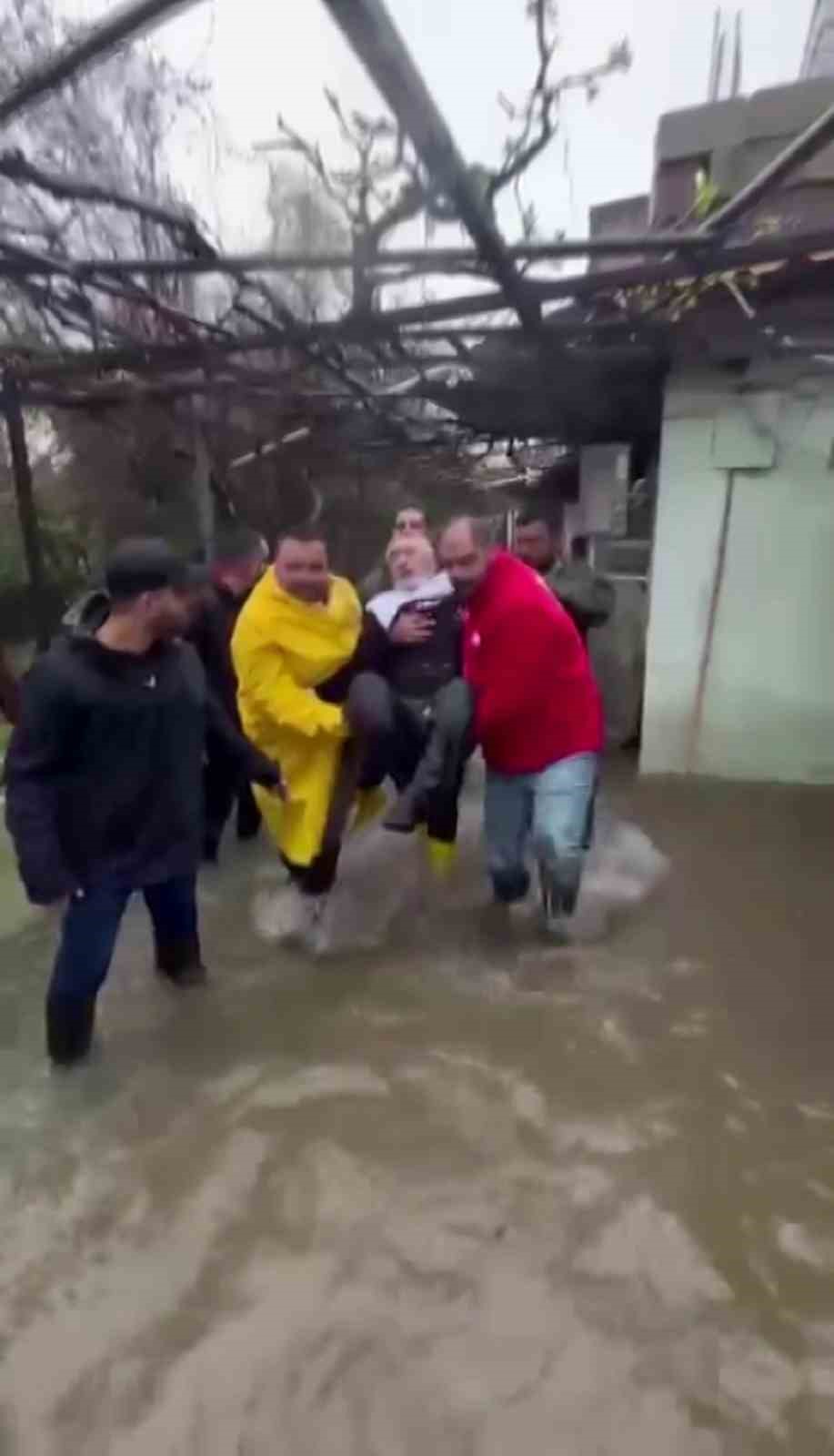 Suların yükseldiği evinde mahsur kalan felçli adamın yardımına Kızılay ekipleri yetişti
