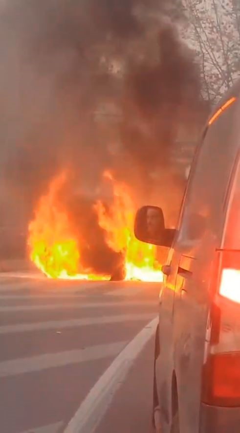 Sultangazi’de seyir halindeki araç alevlere teslim oldu
