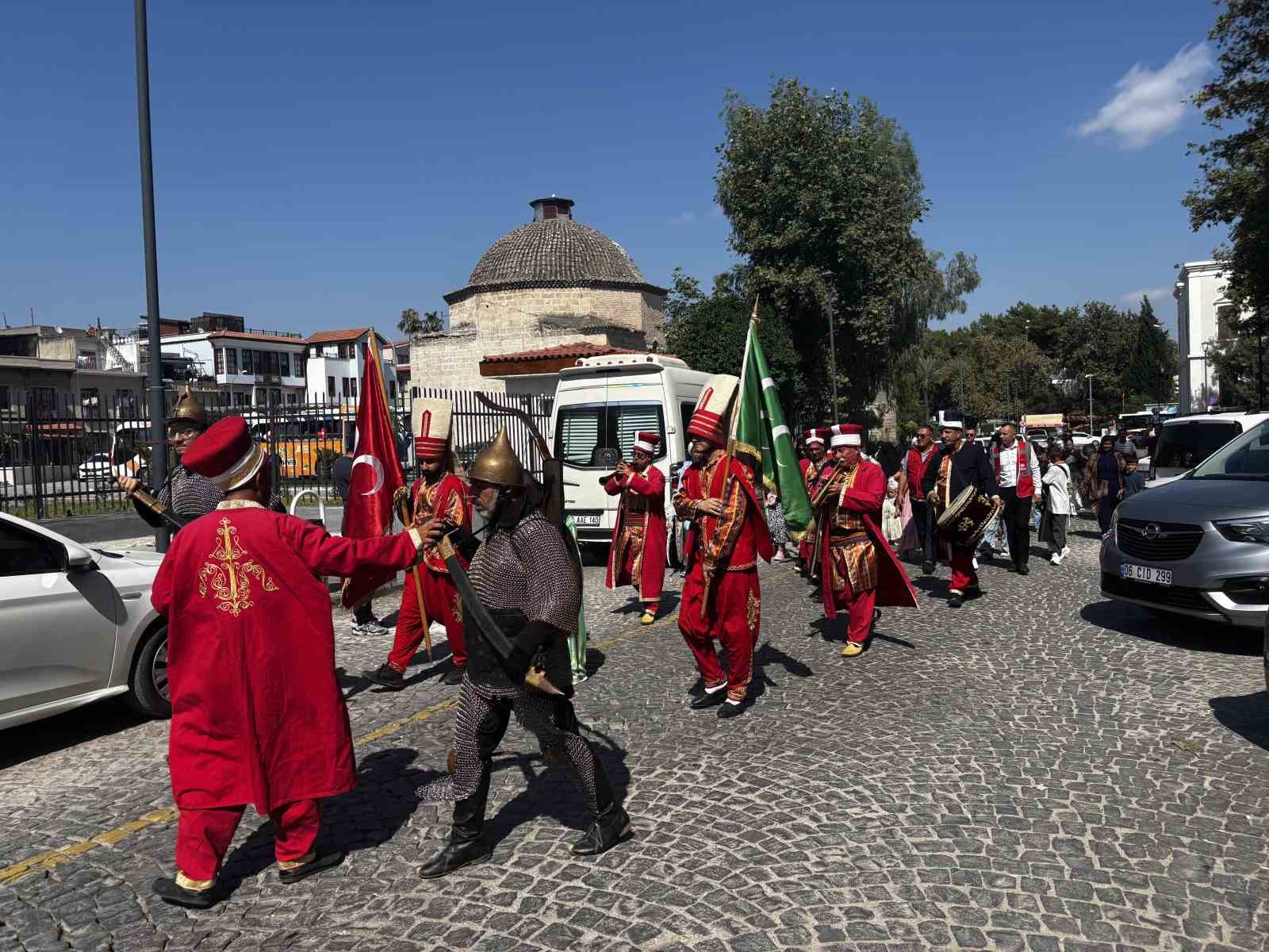 Sünnet çocukları mehteran eşliğinde tarihi sokaklarda yürüdü
