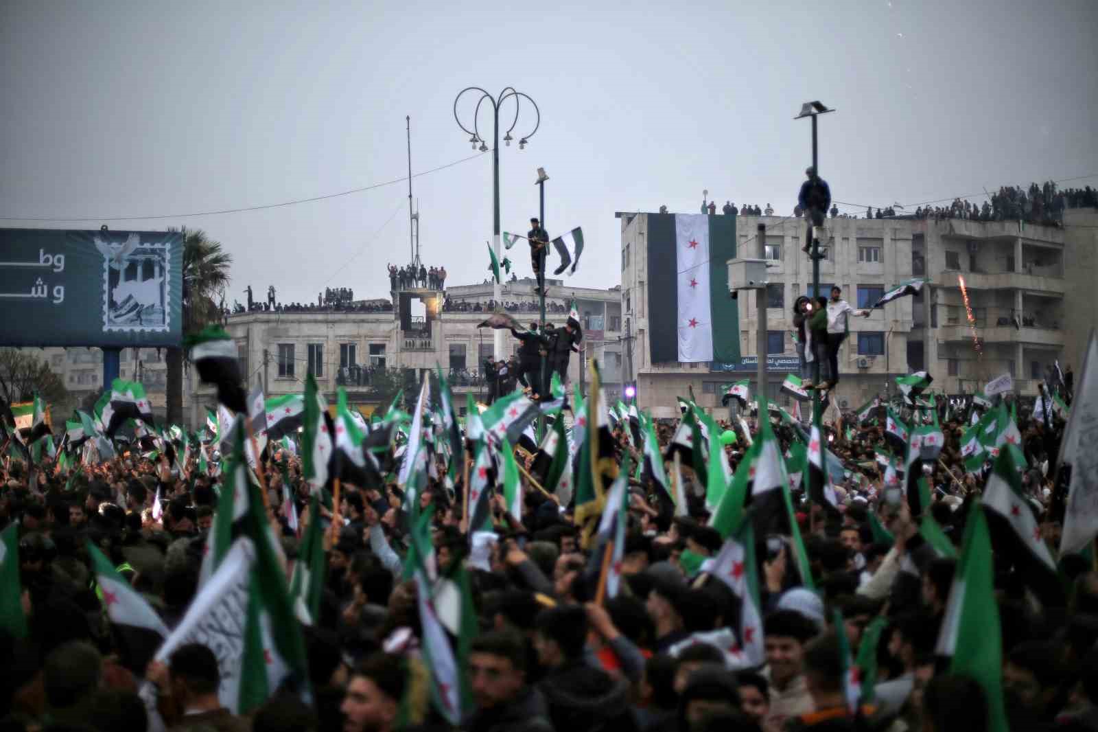 Suriyeliler Esad rejiminin devrilmesinin 1’inci yıl dönümünü Emevi Meydanı’nda kutladı
