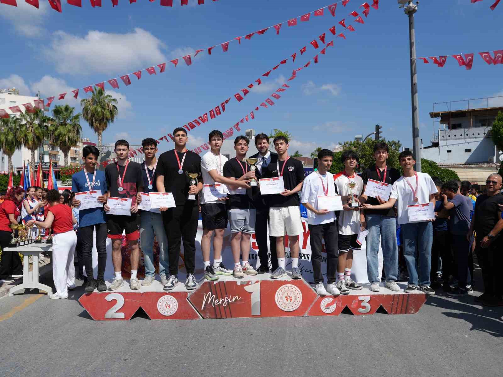 Tarsus’ta 19 Mayıs coşkusu, genç sporcular ödüllendirildi
