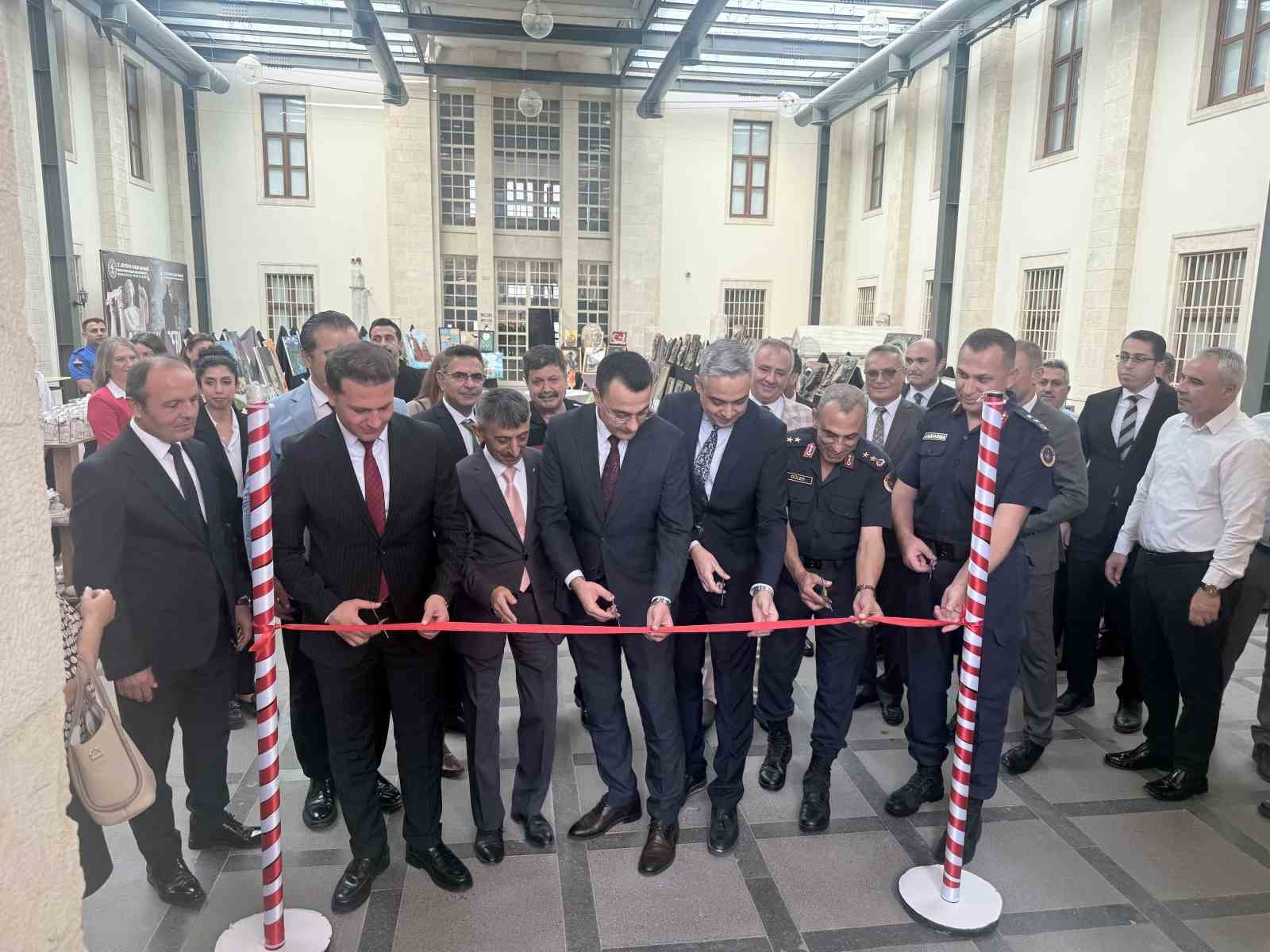 Tarsus’ta hükümlülerin el emeği eserleri sergilendi
