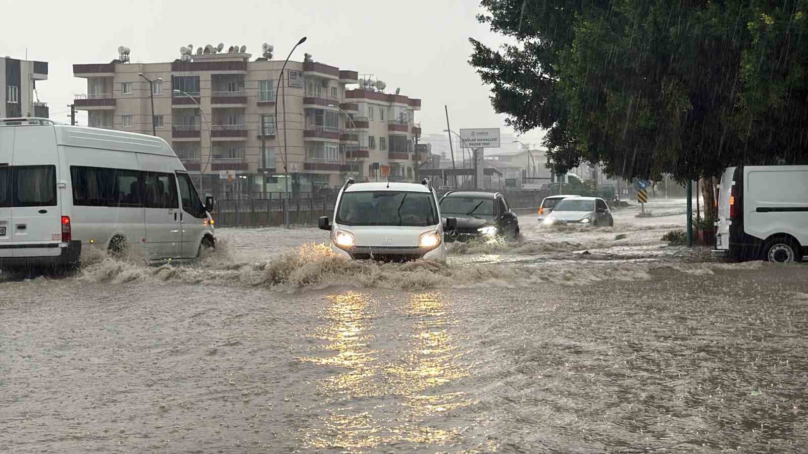 Tarsus’ta sağanak yağış hayatı olumsuz etkiledi: Yollar ve site bahçeleri su altında kaldı
