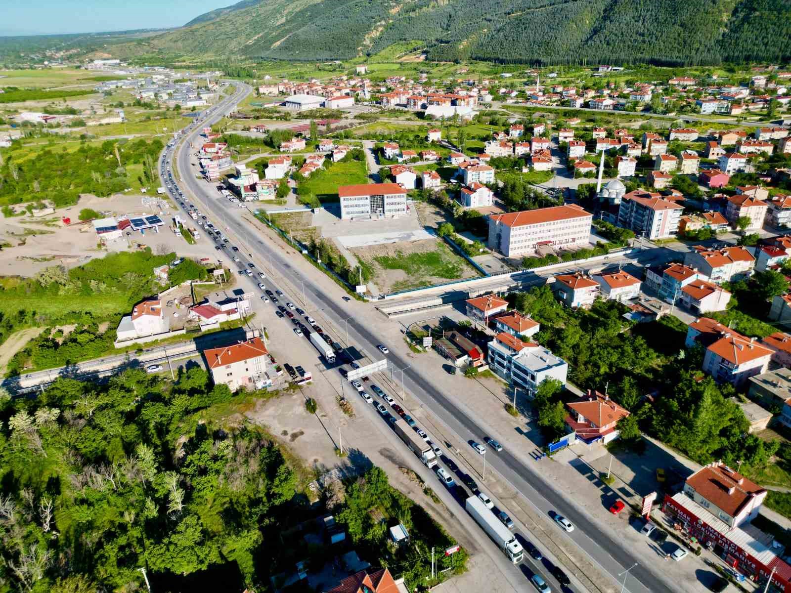 Tatilcilerin dönüş yolundaki yoğunluğu sürüyor
