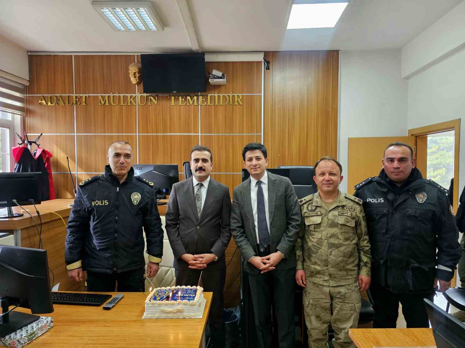 Tatvan Adliyesi’nde polislere sürpriz kutlama
