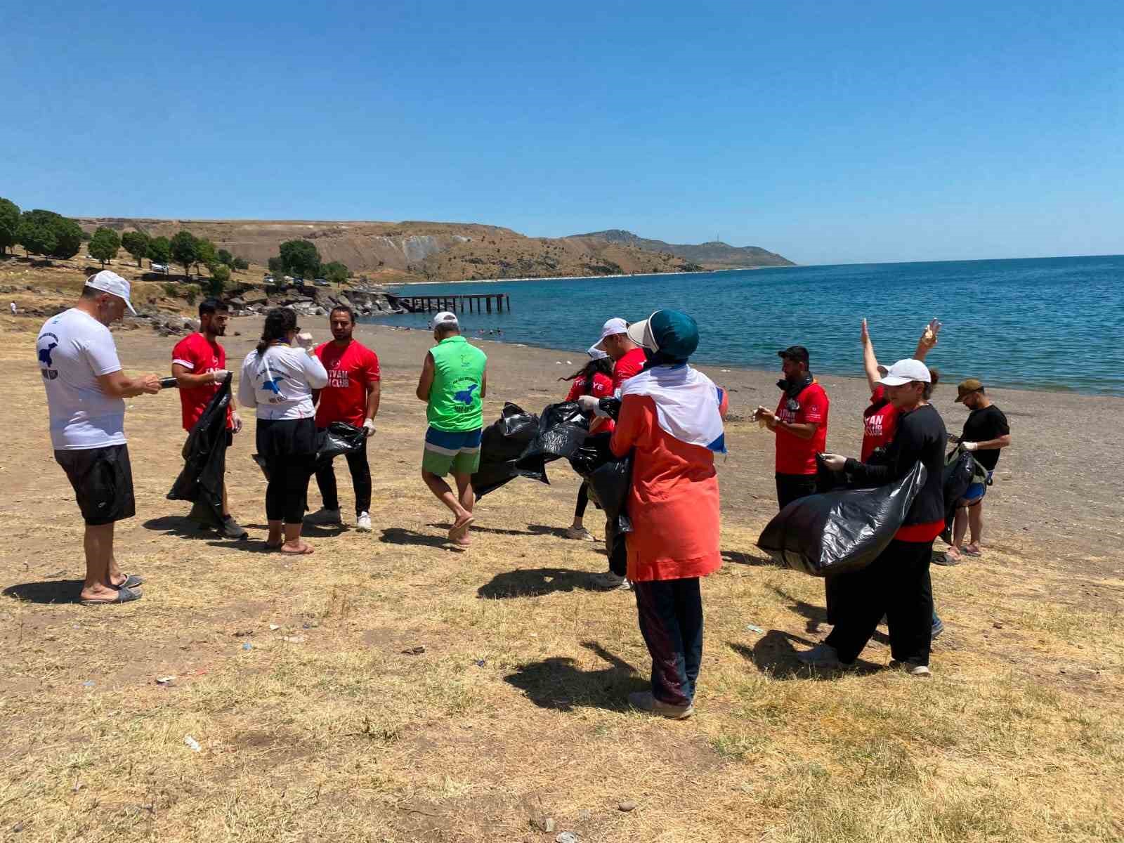 Tatvan’da anlamlı 15 Temmuz etkinliği: Hem şehitler anıldı hem de Van Gölü kıyısı temizlendi
