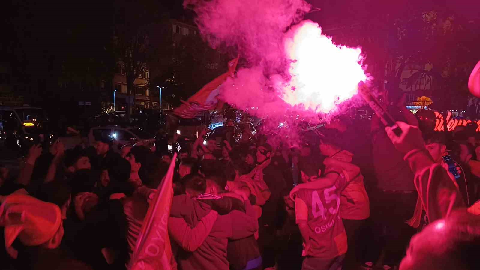 Tekirdağ’da sarı-kırmızılı şampiyonluk coşkusu gece yarılarına kadar sürdü
