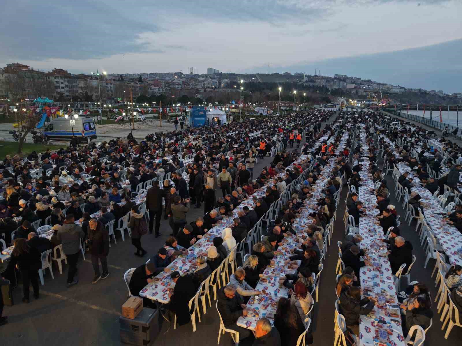 Tekirdağ’ın en büyük iftar sofrası: 8 bin kişi aynı anda orucunu açtı
