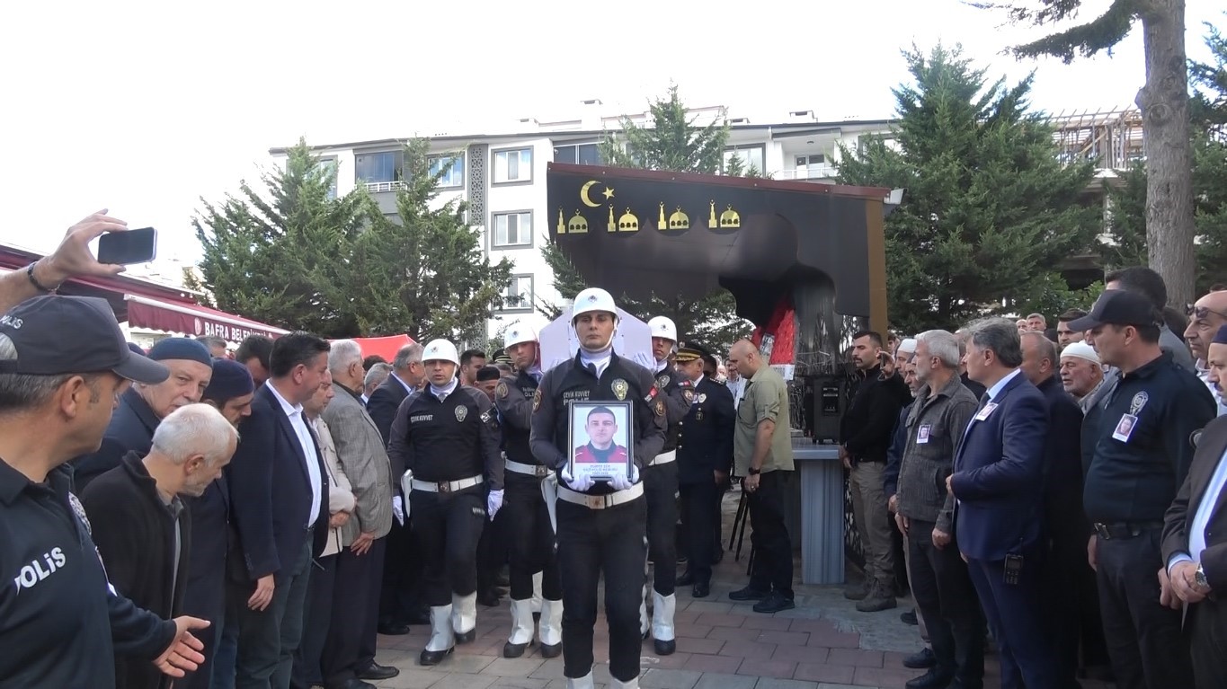 Tekne kazasında ölen polis memuru Numan Şen, son yolculuğuna uğurlandı
