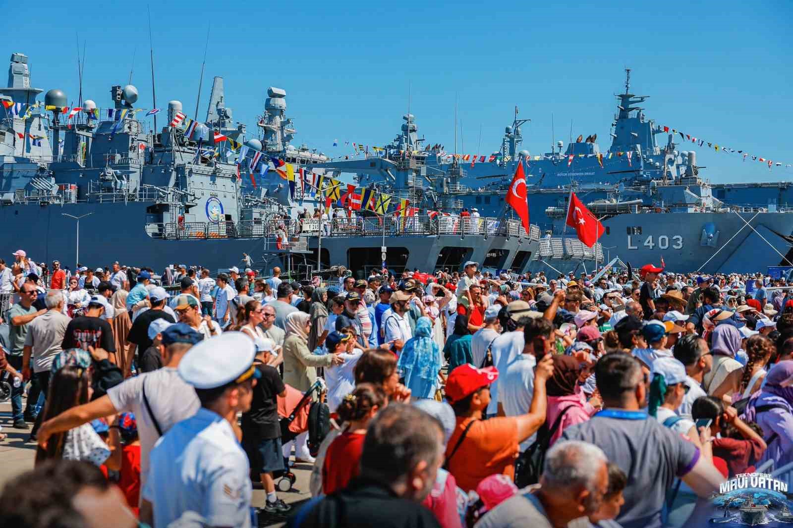 TEKNOFEST Mavi Vatan’da hava araçlarının gösterileri nefes kesti
