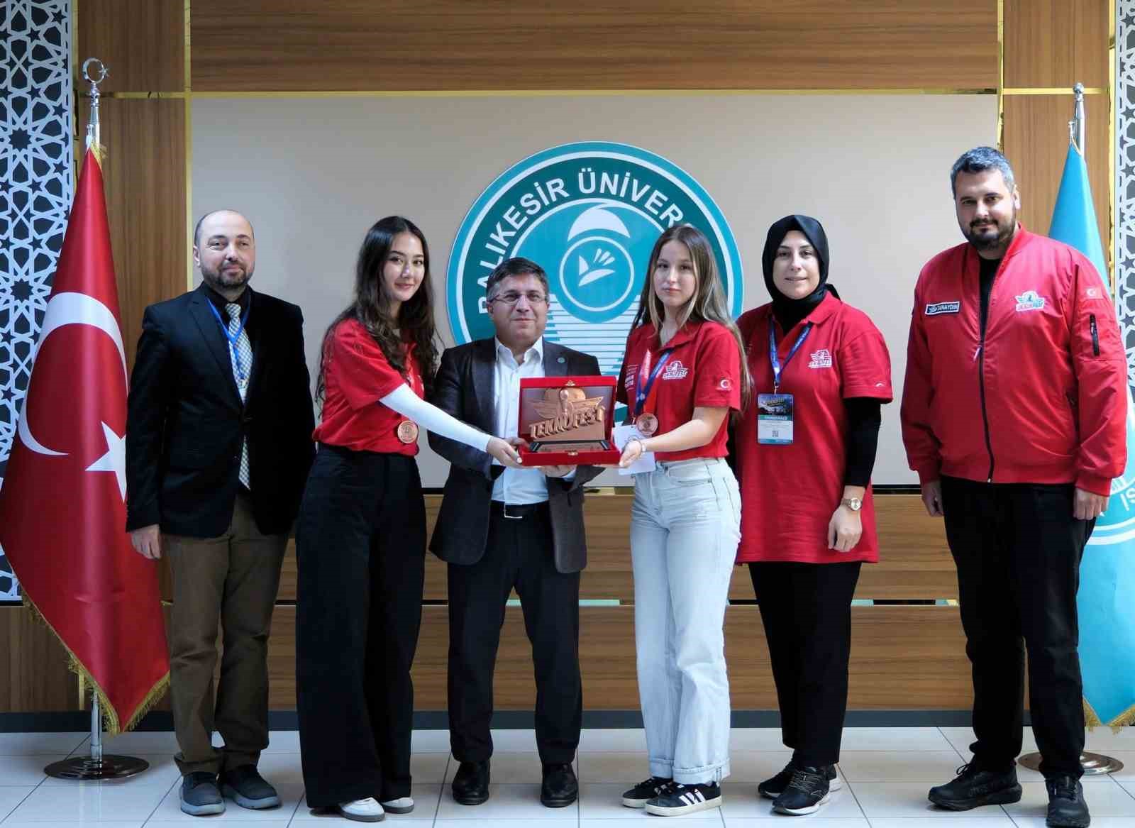 TEKNOFEST’te üçüncülük ödülü getiren projeye Rektör Oğurlu’dan tebrik
