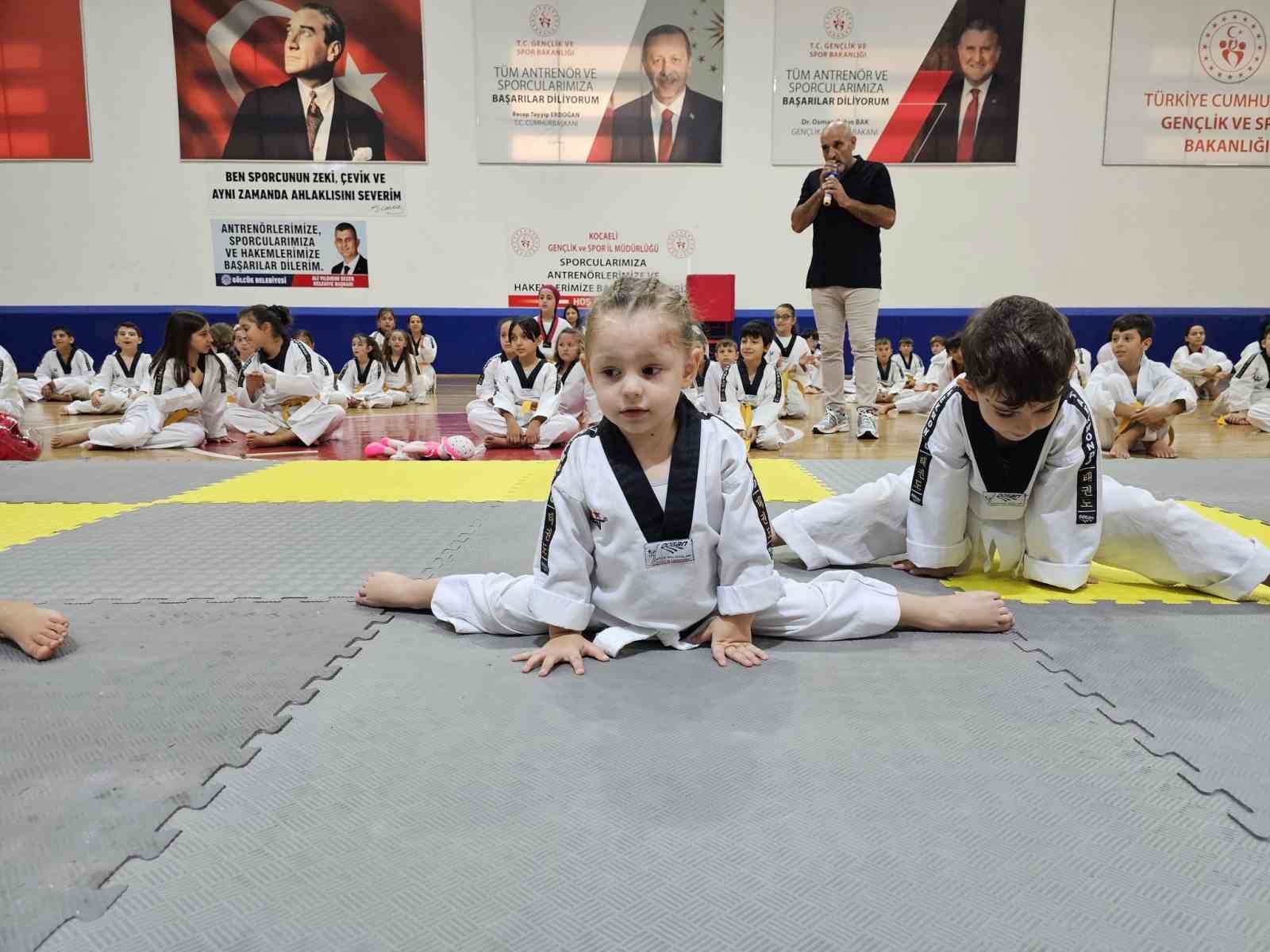 Tekvando sporcuları kuşak atladı
