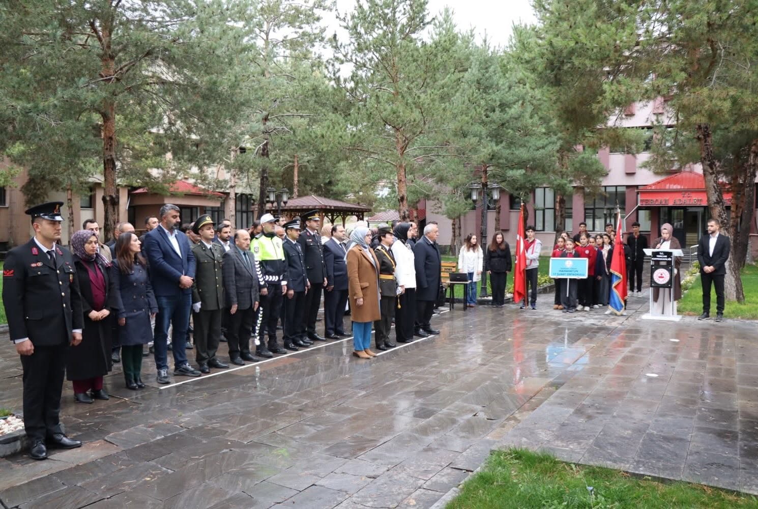 Tercan’da Cumhuriyet Bayramı dolayısıyla çelenk sunma töreni düzenlendi
