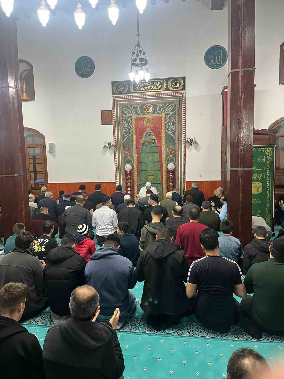 Tercan’da vatandaşlar Kadir Gecesi’nde camileri doldurdu
