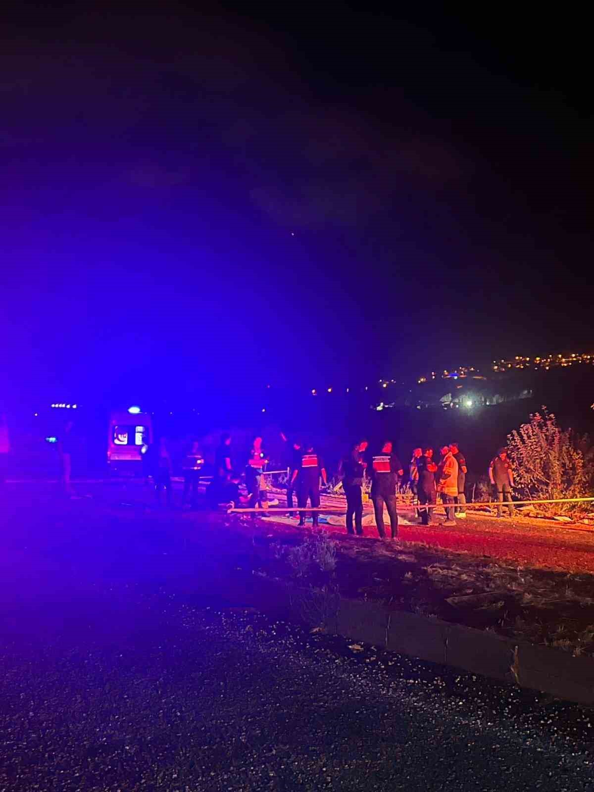 Ters şeride giren alkollü tır sürücüsü motosiklete çarptı: 2 ölü, 1 yaralı
