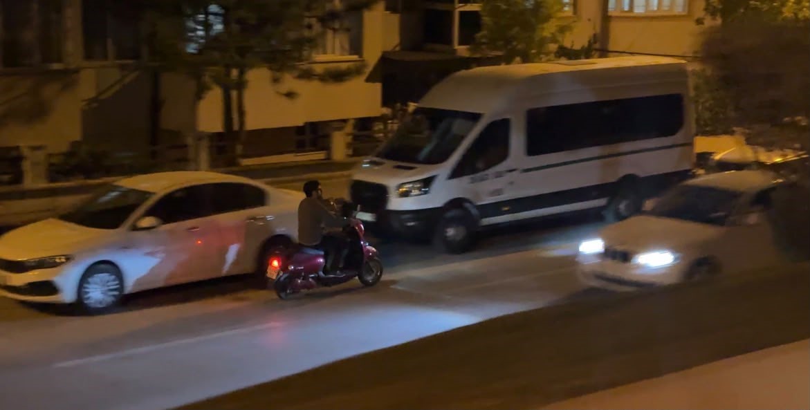 Ters yönde ilerleyen motosikletli hem kendini hem trafiği tehlikeye attı
