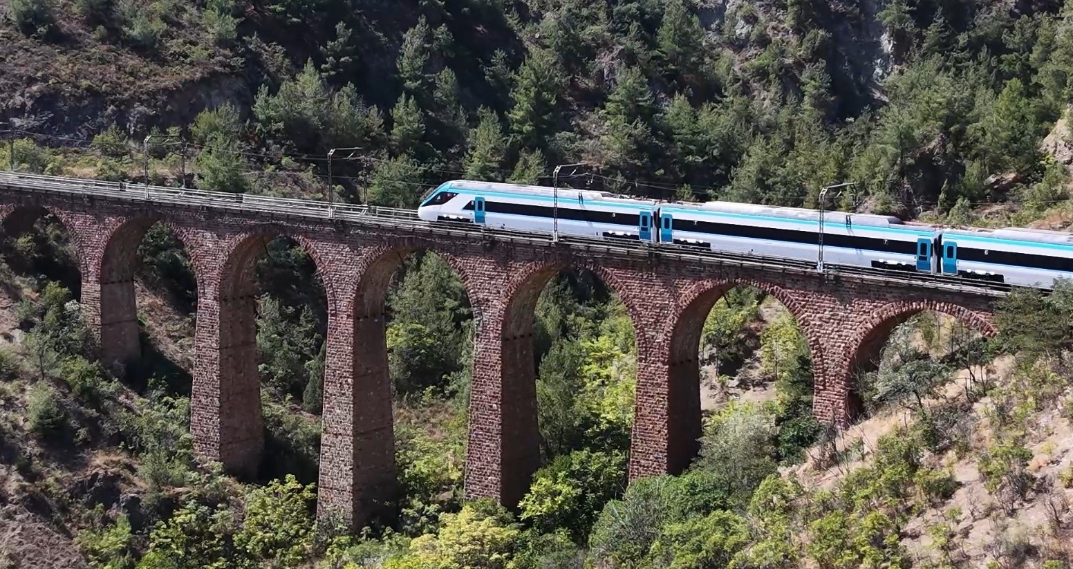 "Test süreçleri başarıyla devam eden Milli Elektrikli Hızlı Tren’imiz saatte 250 kilometre hıza ulaştı"
