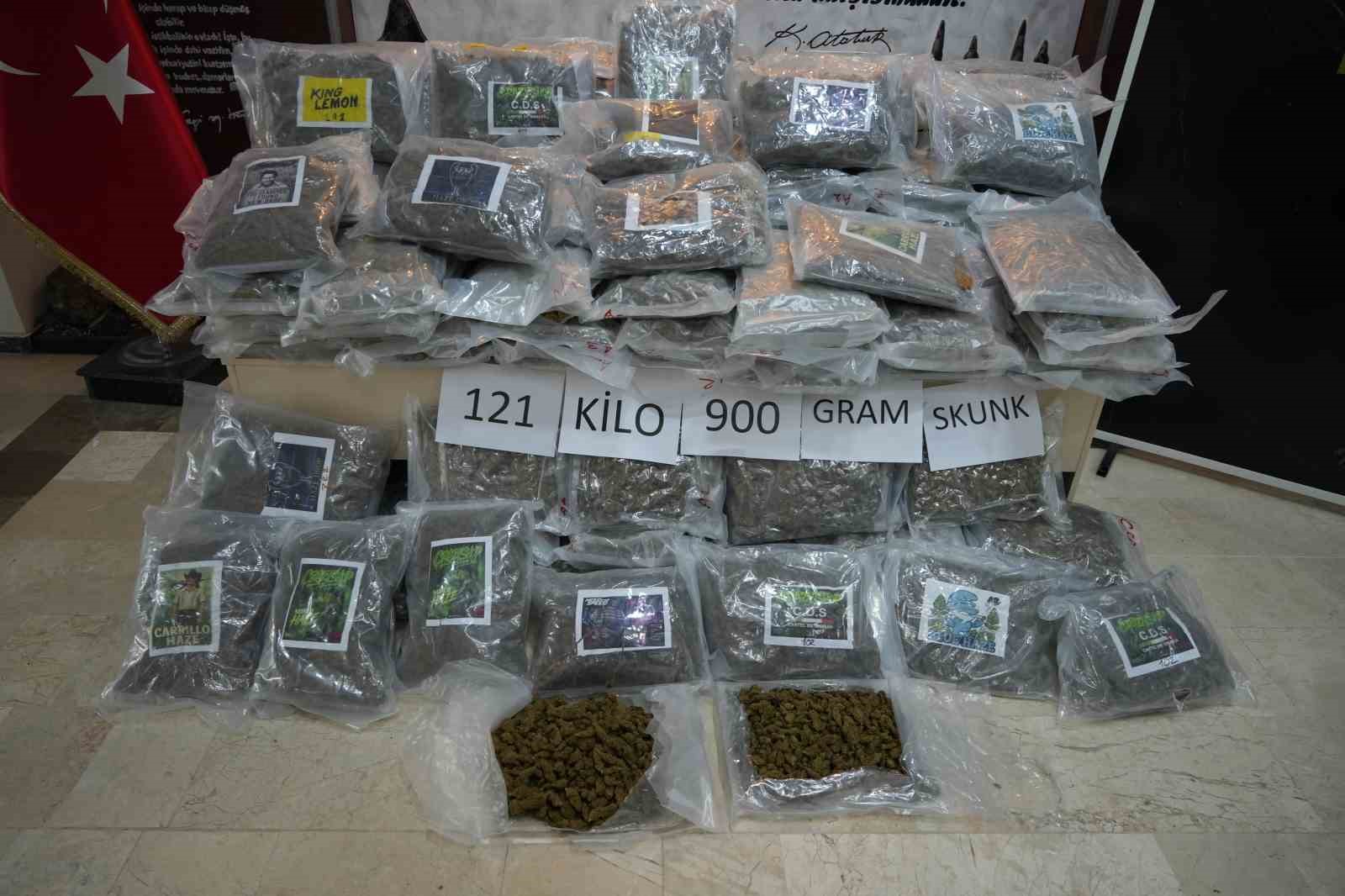 Tırın dorsesinden 121 kilo 900 gram skunk çıktı

