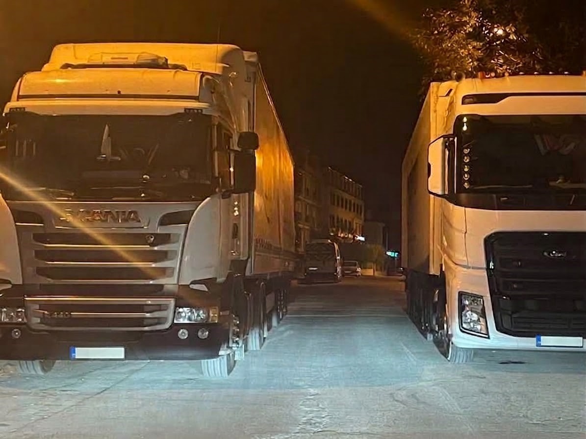 Tırların ilginç hatalı parkı
