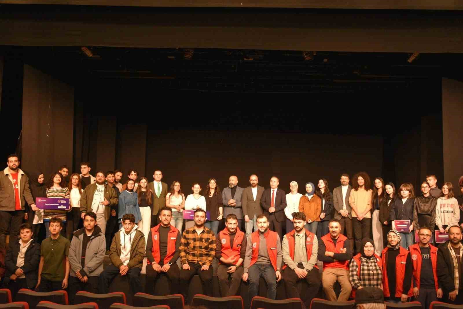 Tiyatro yarışmasında ipi Demir Ateşi göğüsledi
