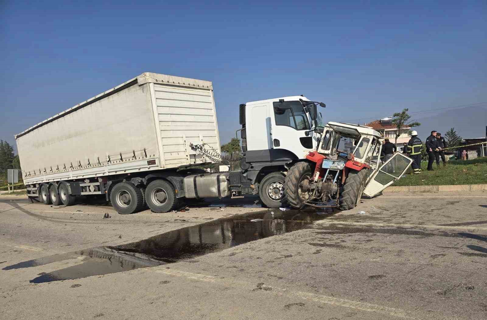 Tokat’ta tır traktörle çarpıştı: 2 ölü, 1 yaralı
