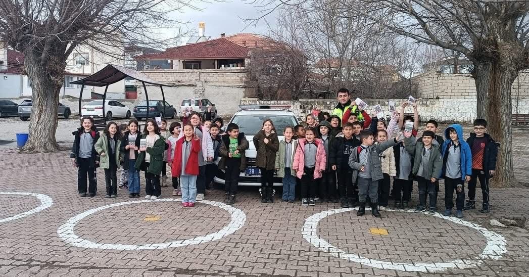 Tomarza’da öğrencilere trafik eğitimi verildi

