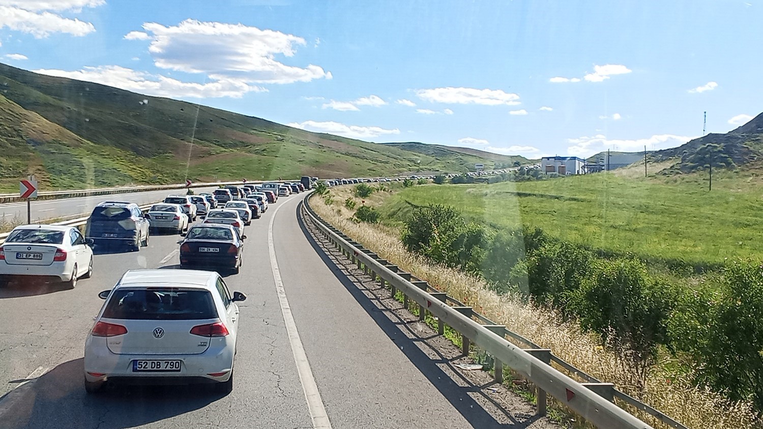 Trabzon’dan batıya dönüş kabusu: Ankara ve İzmir yolları tamamen kilitlendi
