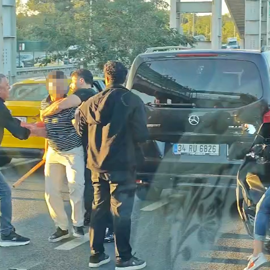 Trafik kazası sonrası çıkan yumruklu ve sopalı kavga kamerada
