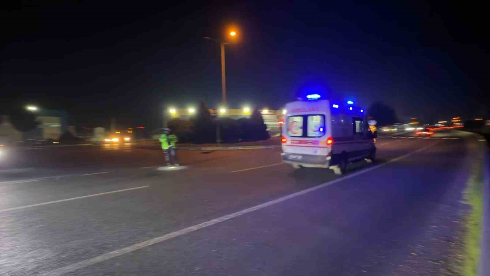Trafikte kalan ambulansa polis ekiplerinden hızlı müdahale
