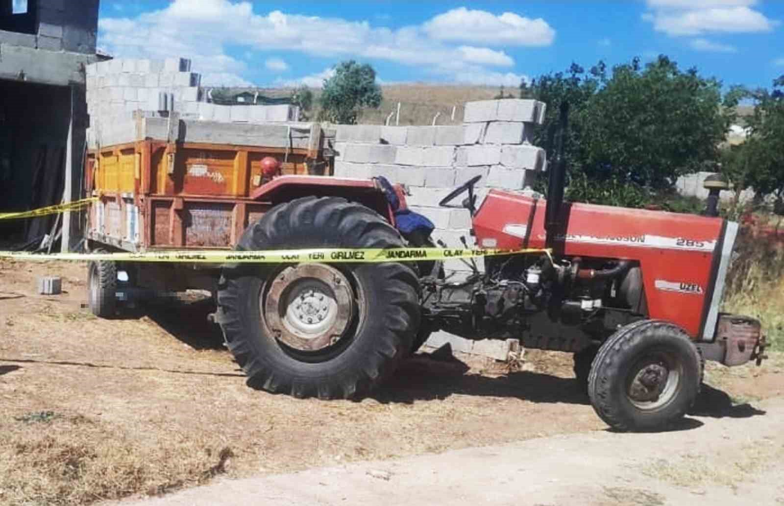 Traktör römorkundan düşen adam hayatını kaybetti
