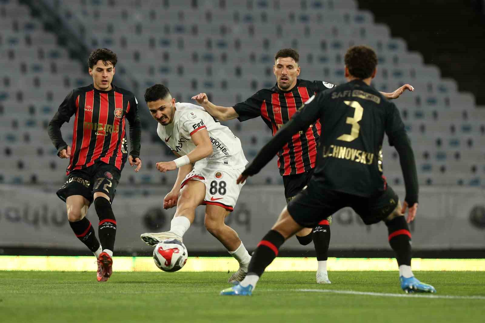 Trendyol Süper Lig: Fatih Karagümrük: 1 - Gençlerbirliği: 0 (İlk yarı)
