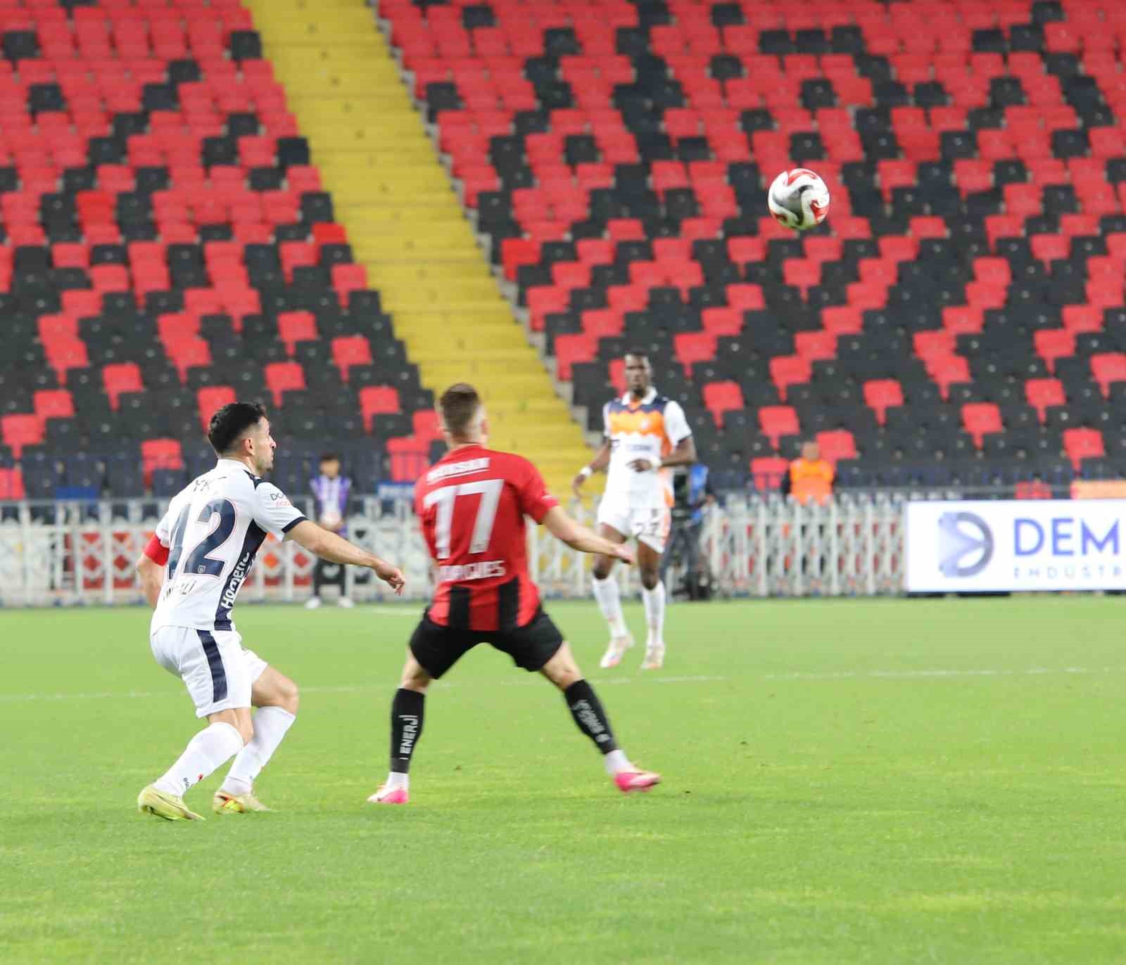 Trendyol Süper Lig: Gaziantep FK: 0 - Başakşehir: 2 (İlk yarı)
