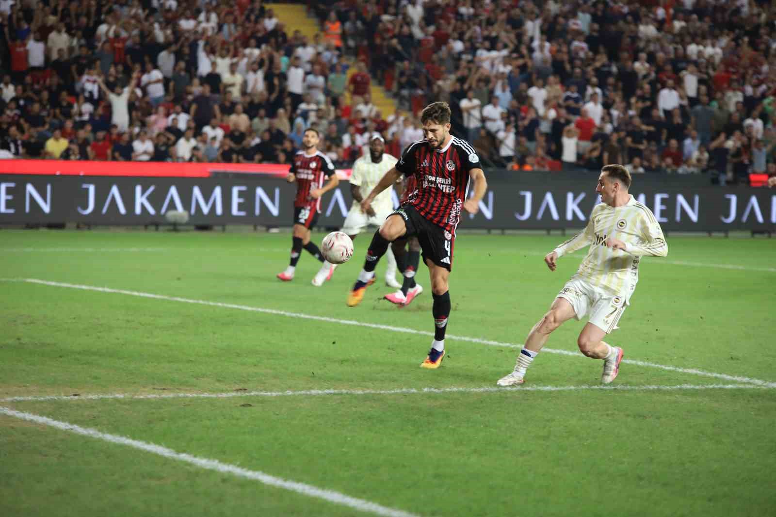 Trendyol Süper Lig: Gaziantep FK: 0 - Fenerbahçe: 0 (İlk yarı)
