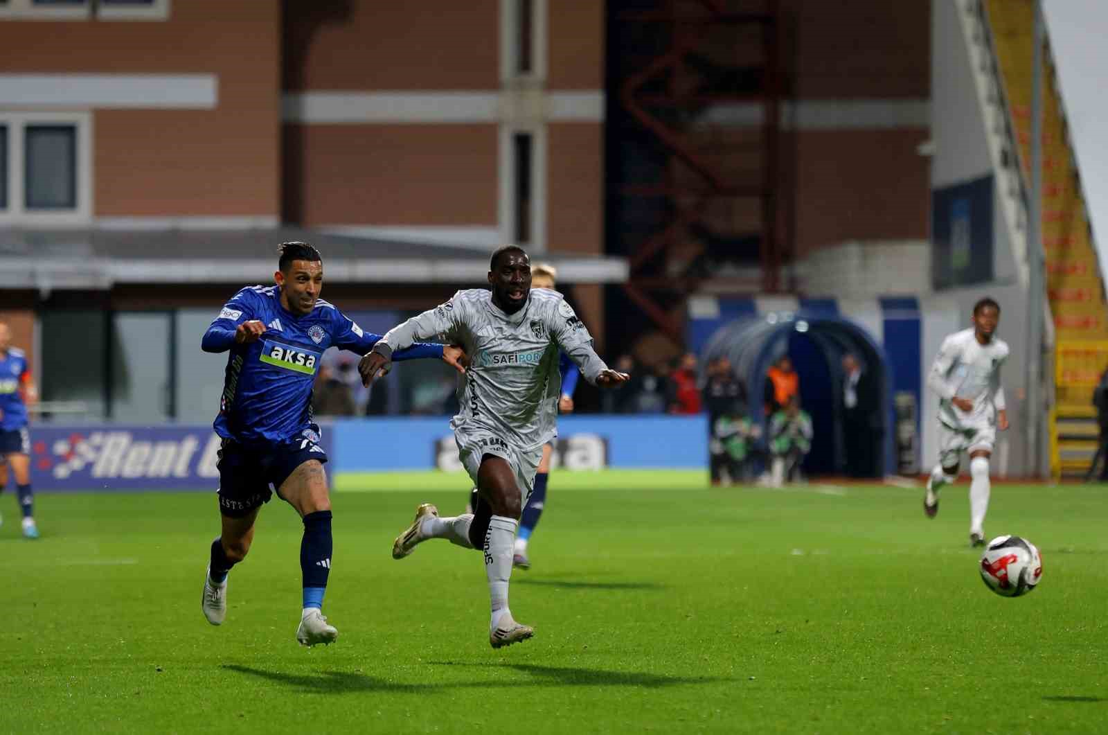 Trendyol Süper Lig: Kasımpaşa: 1 - Kocaelispor: 1 (İlk yarı)
