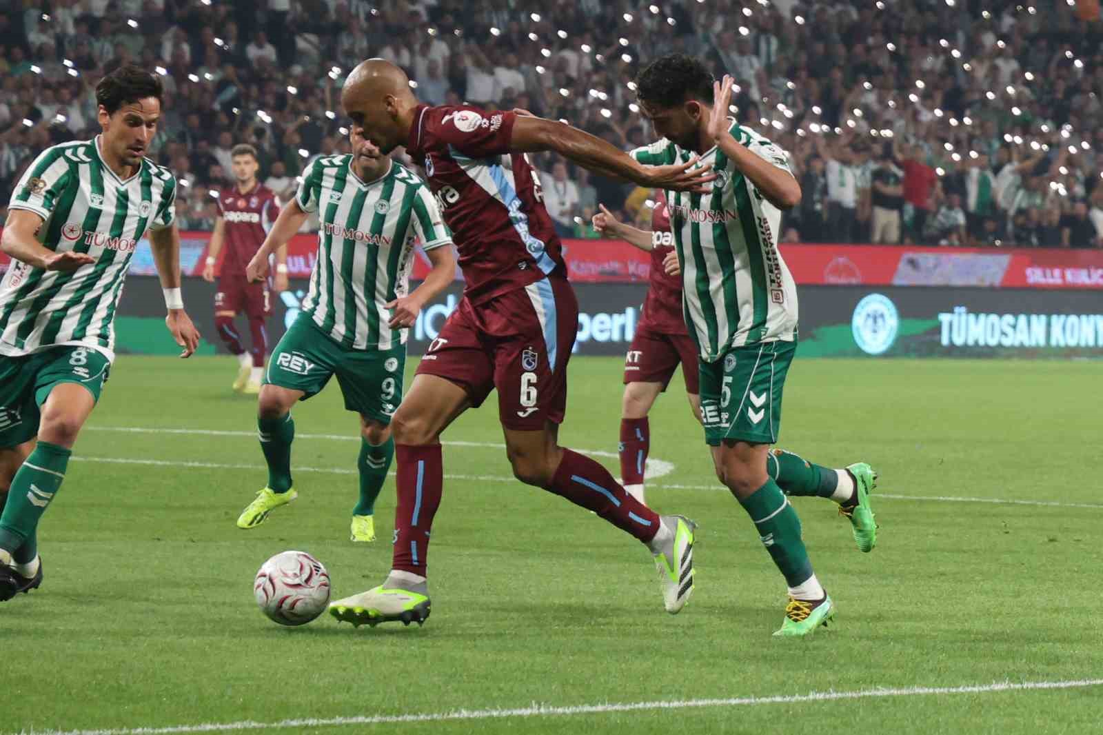 Trendyol Süper Lig: Konyaspor: 1 - Trabzonspor: 0 (İlk yarı)
