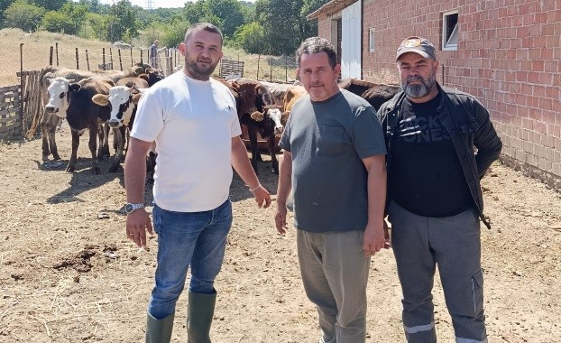 Tunçbilek’te daha sağlıklı hayvancılık için ilaçlama yapıldı
