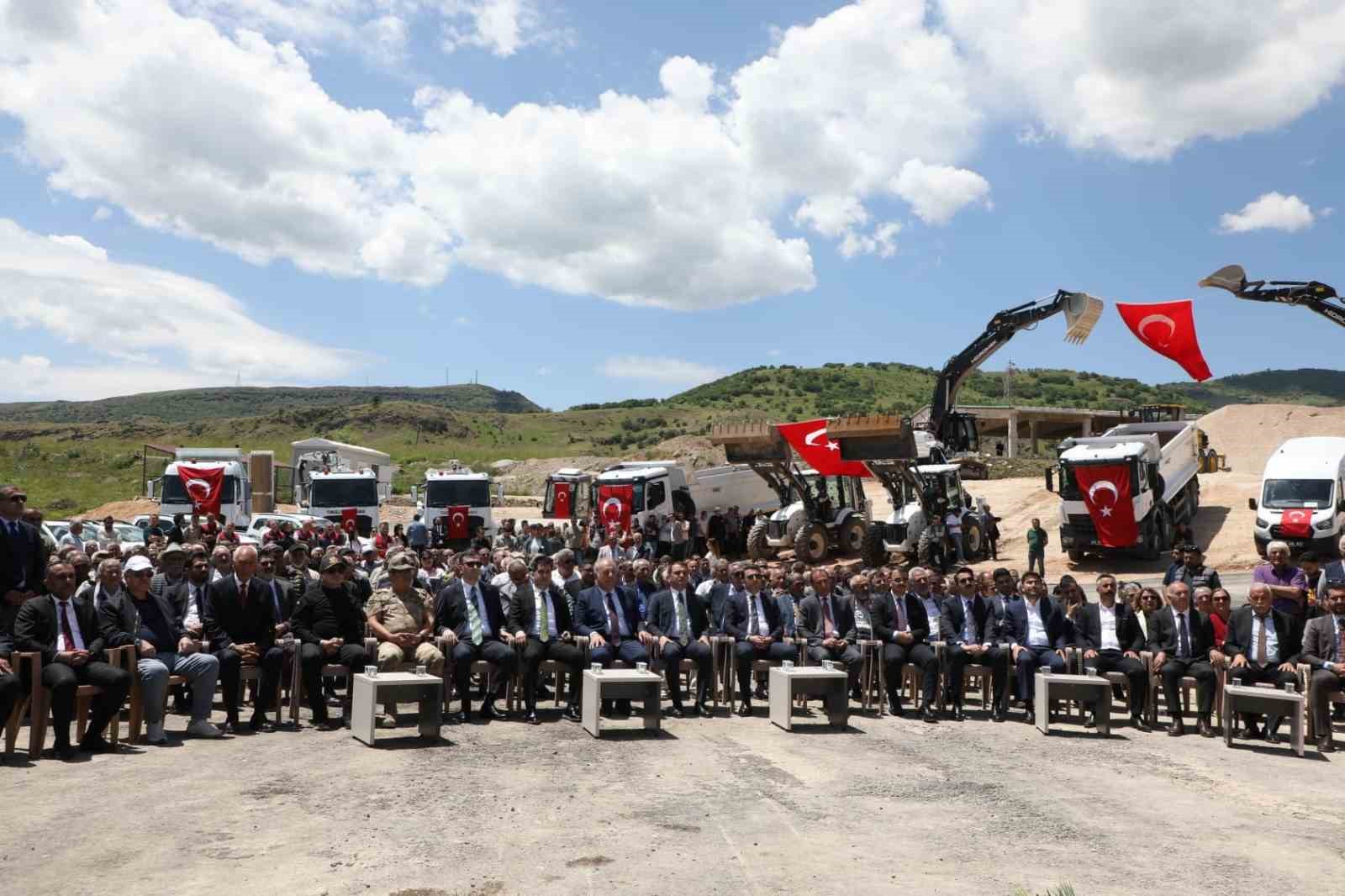 Tunceli’de 120 kilometrelik sıcak asfalt hedefi için ilk adım atıldı
