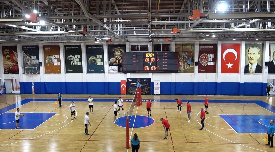 Tunceli’de Ahilik Haftası’nda protokol ve esnaflar voleybol sahasında buluştu
