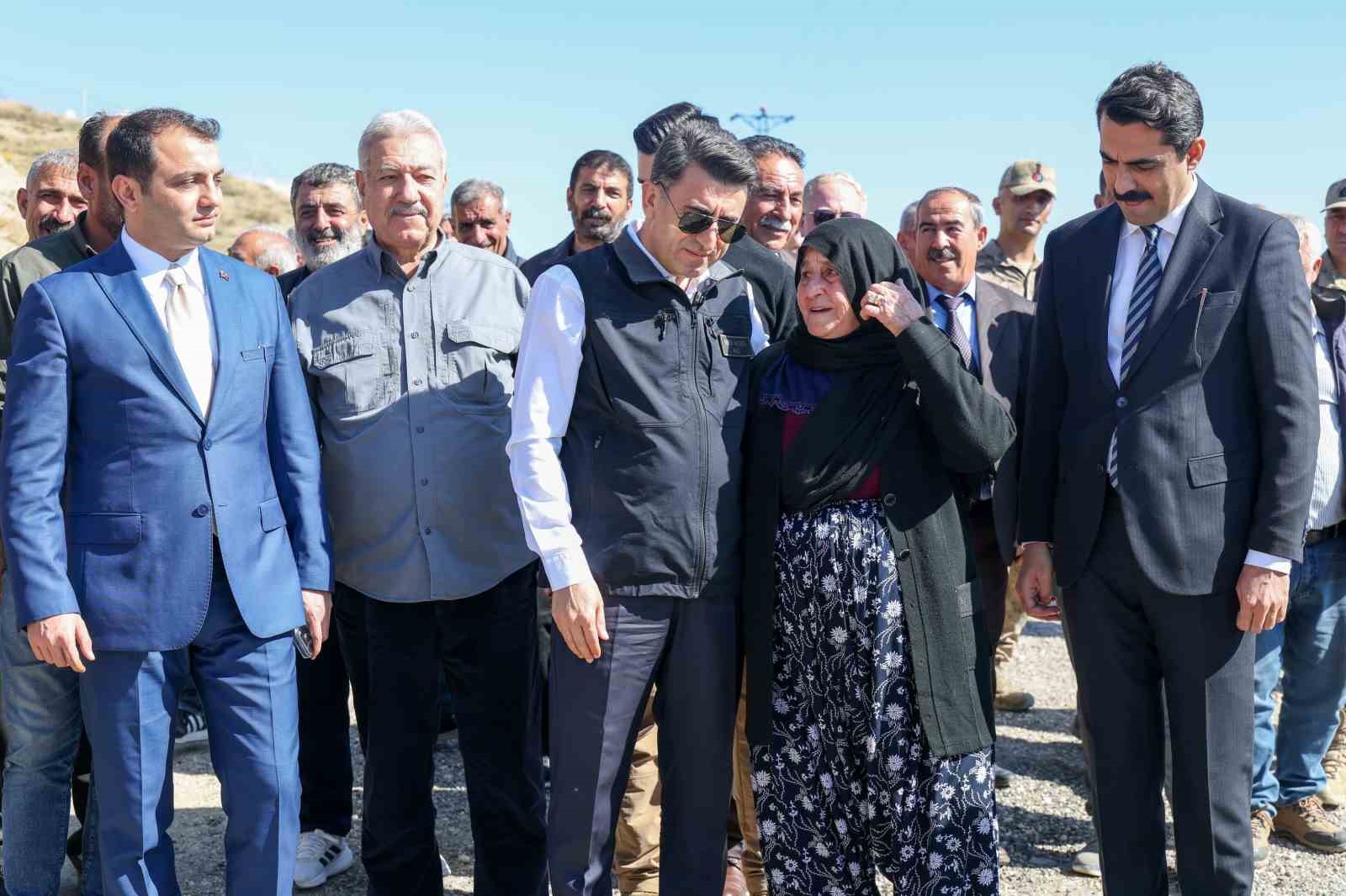 Tunceli’de huzurun yolu sıcak asfaltla döşeniyor
