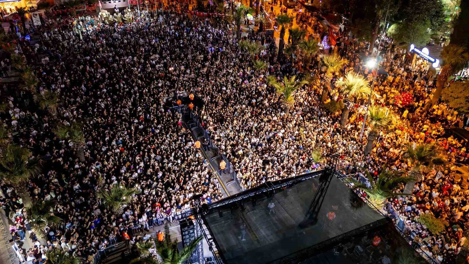 Turgutlu’da binlerce kişi Ece Mumay’la coştu
