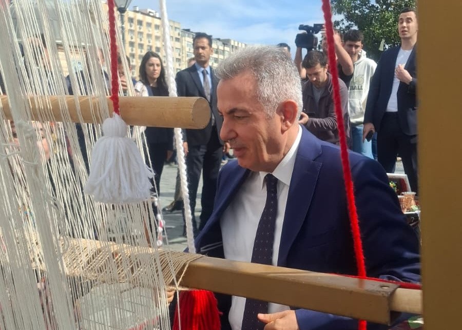 Türk bayrağı dokuma etkinliği başladı: İlk ilmek Vali Elban’dan
