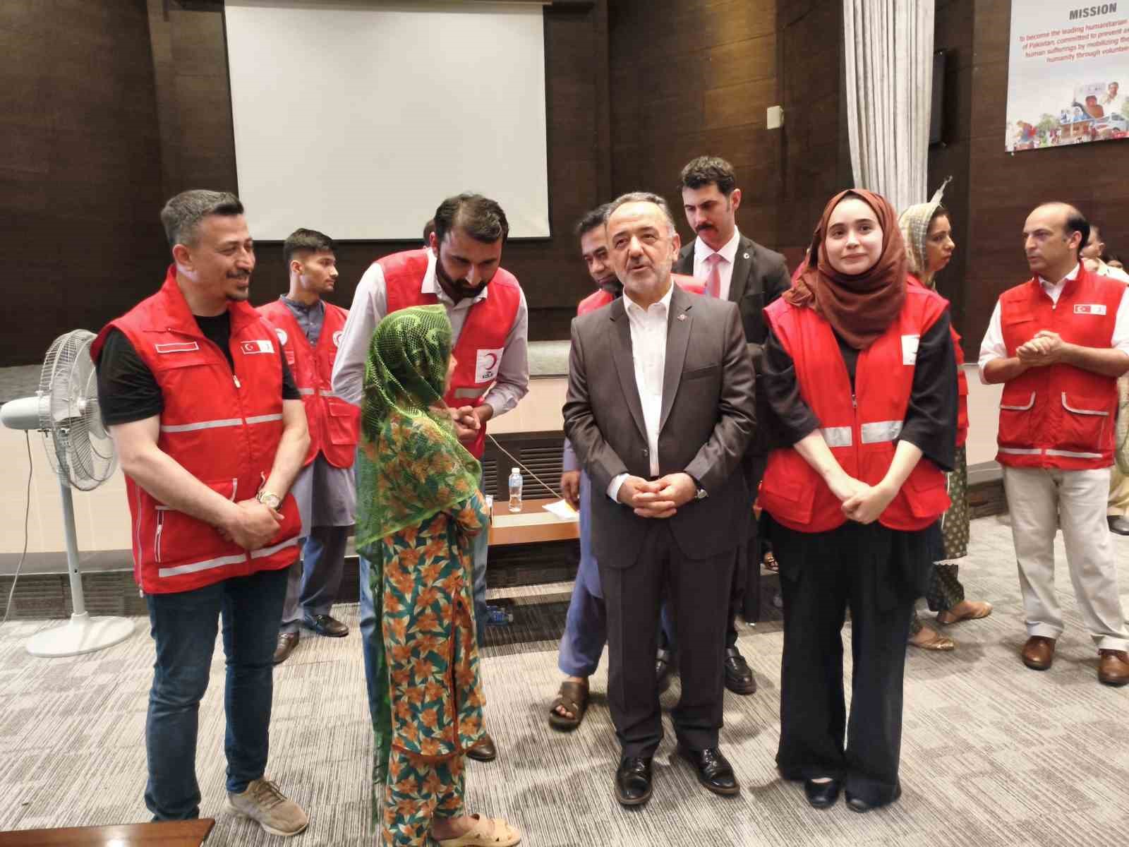 Türk Kızılay’ı İslamabad’da kurban hisse dağıtımına devam ediyor
