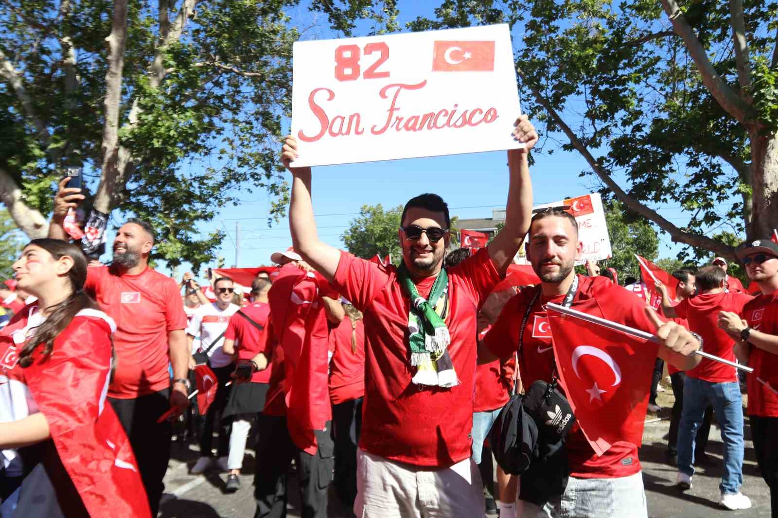Türk taraftarlar, San Francisco’da heyecanla maç saatini bekliyor
