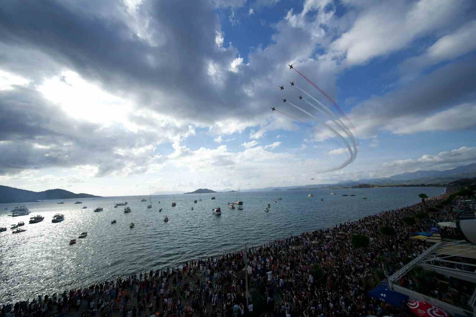 Türk Yıldızları, Fethiye semalarında nefes kesti
