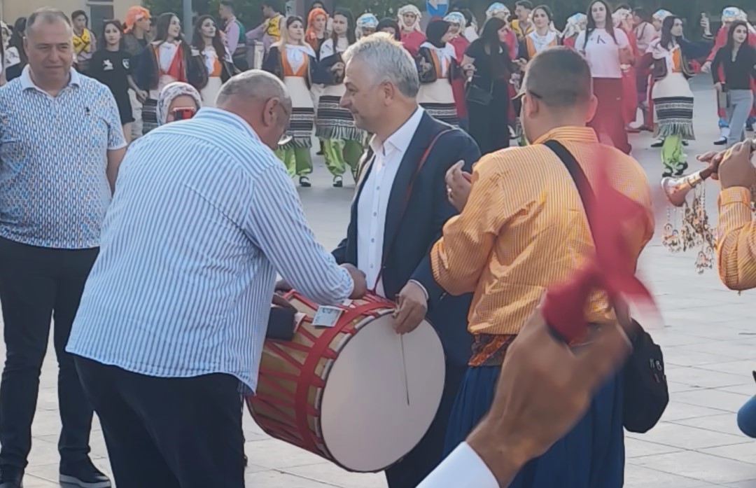 Türkiye Halk Oyunları Federasyonu Başkanı davul çalarak bahşiş topladı

