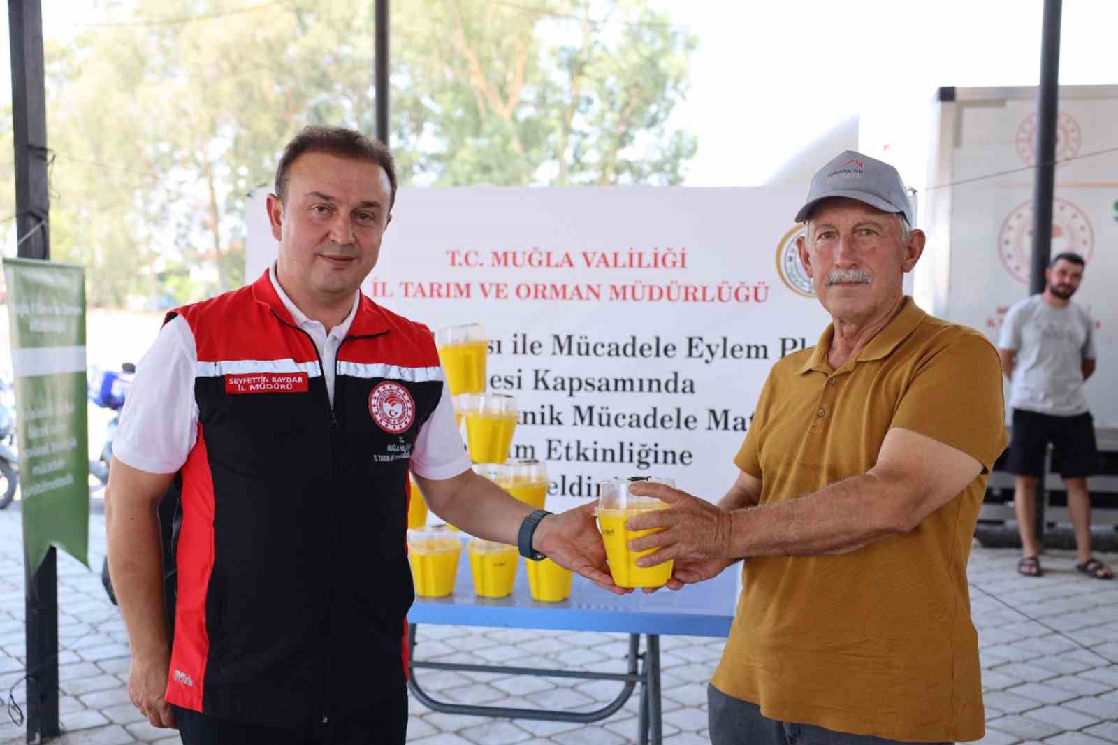 Turunçgil üreticilerine 8 bin Akdeniz Meyve Sineği tuzağı dağıtıldı
