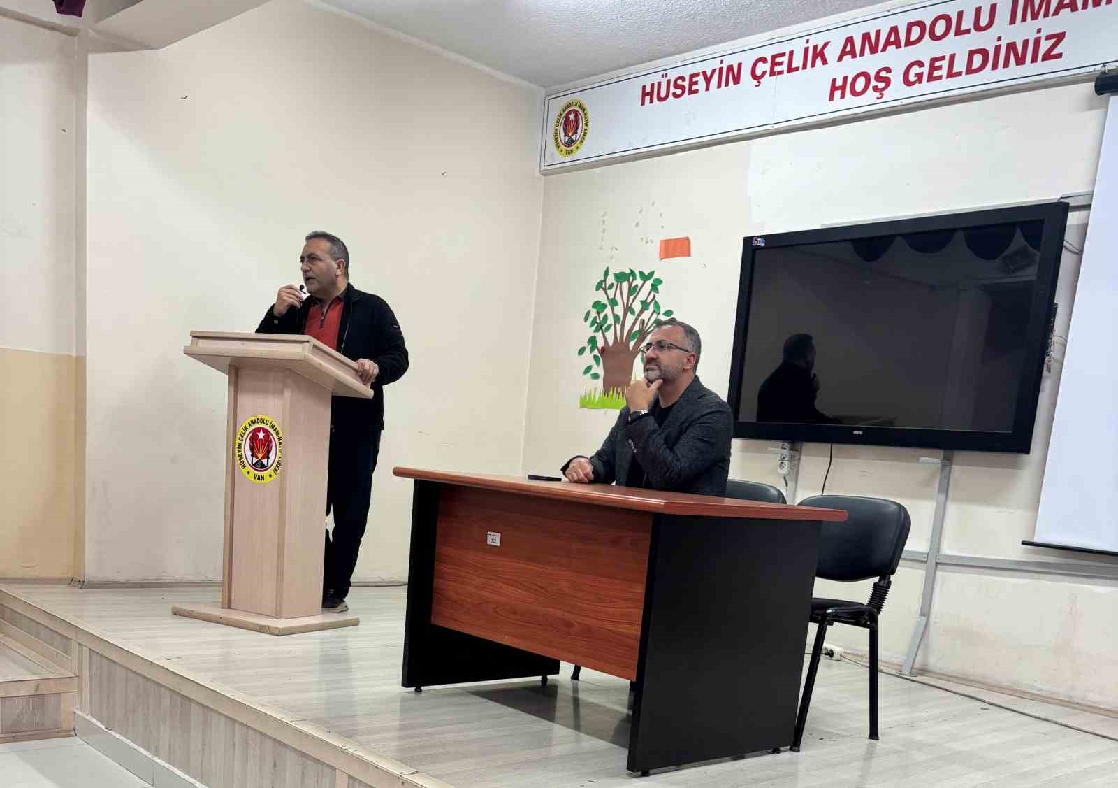Tuşba Hüseyin Çelik Kız Anadolu İmam Hatip Lisesinde veli toplantısı yapıldı
