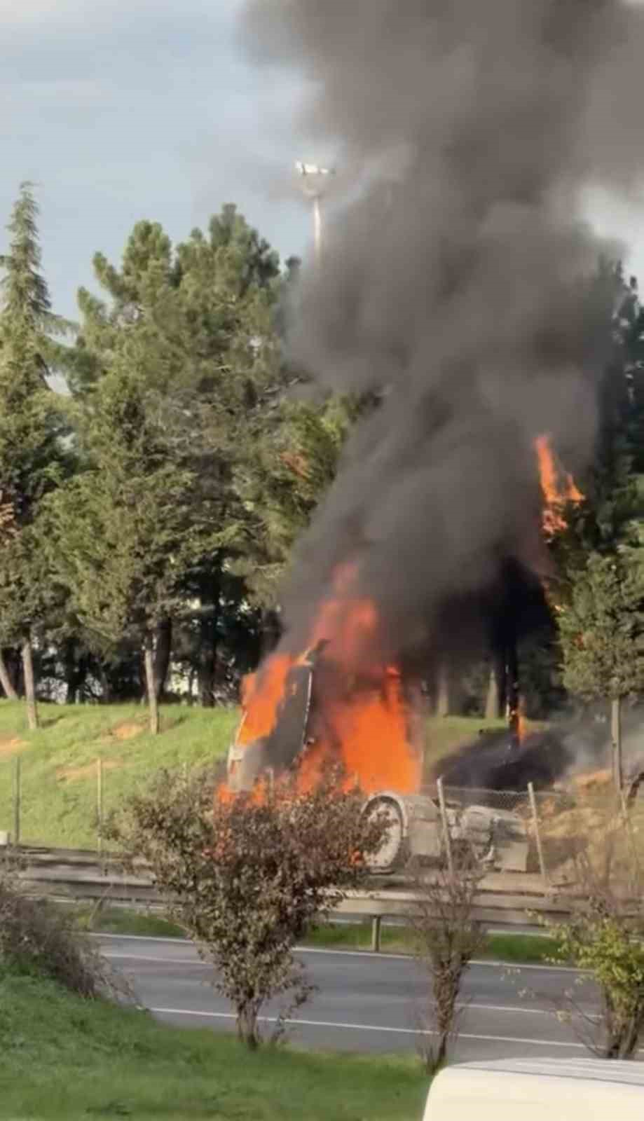 Tuzla’da seyir halindeki tır alev alev yandı

