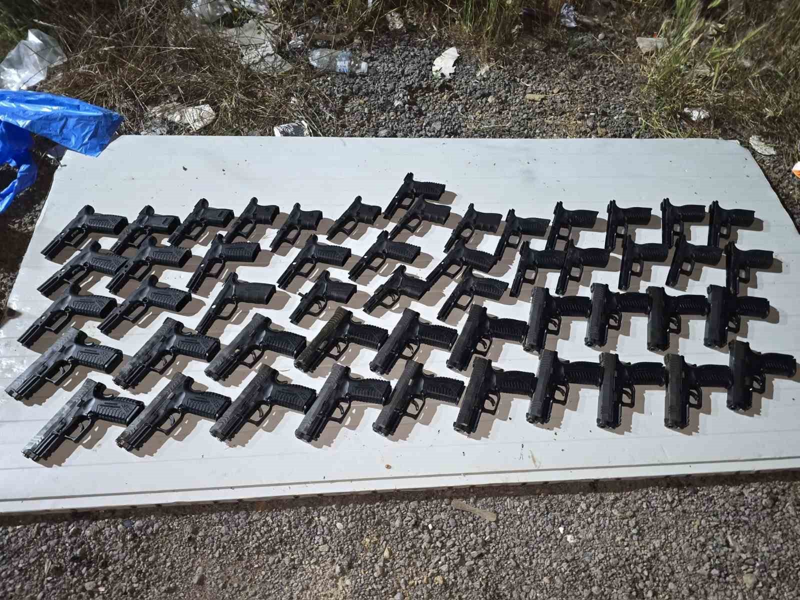 Tuzla’da toprağa gömülü kompresör tankında 20 silah ele geçirildi
